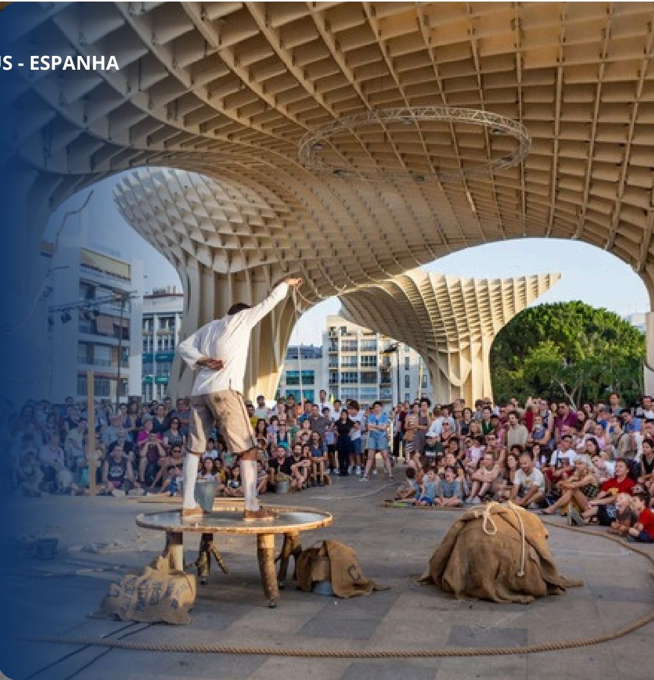 Espetáculo de circo ao ar livre da Truca Circus perante grande público
