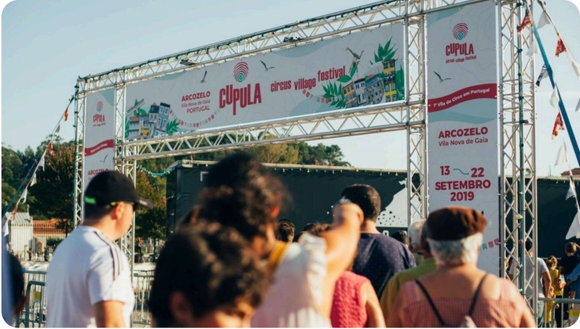 Pórtico de entrada do CÚPULA Circus Village Festival em Arcozelo